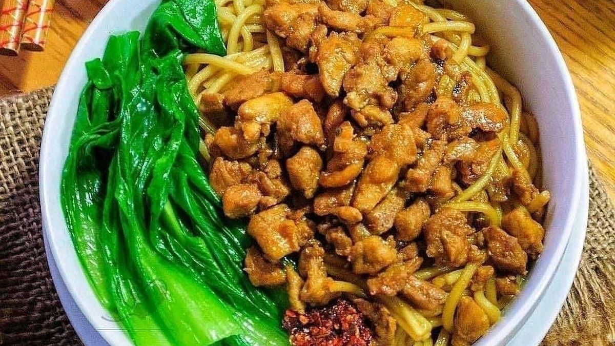 Mie Ayam Pak Gino: Kenikmatan yang Menggoda di Setiap Suapan